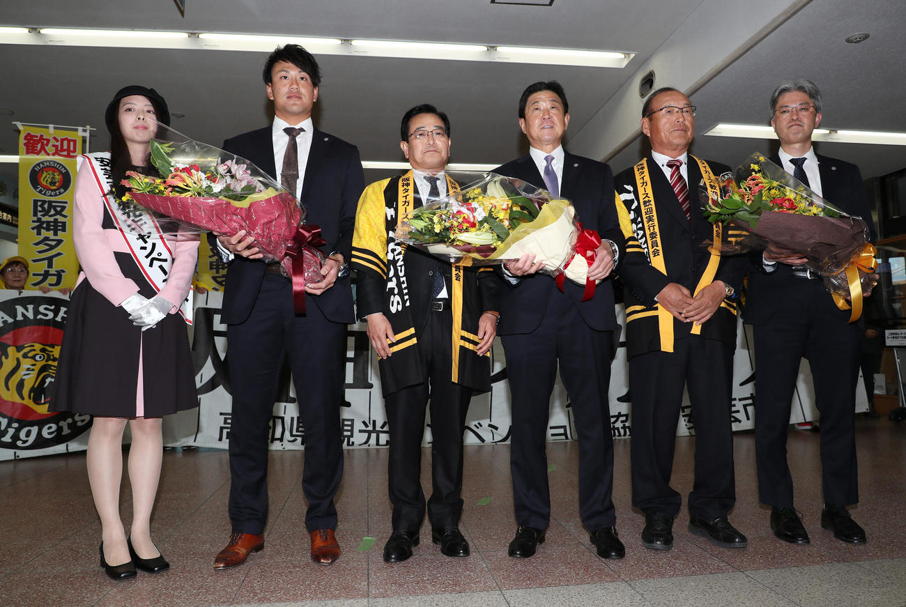 高知入りし空港で横山幾夫安芸市長（左から3人目）から花束を受け取る平田勝男2軍監督（右から3人目）（撮影・清水貴仁）