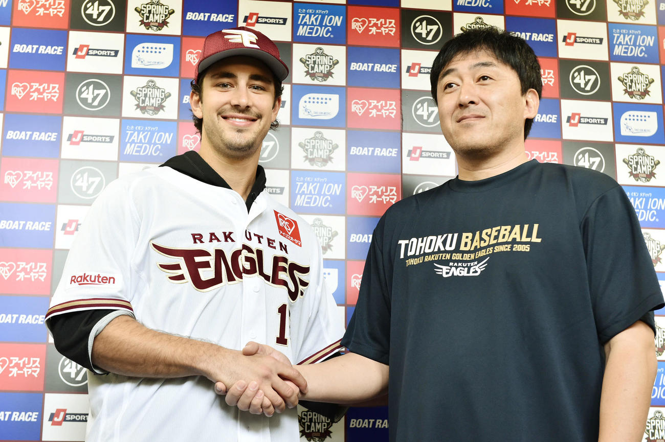 入団会見で楽天石井GM（右）と握手を交わすシャギワ（撮影・滝沢徹郎）