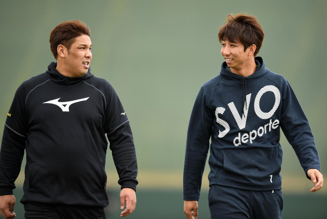 合同自主トレで会話を交わすロッテ井上（左）と福田秀（撮影・横山健太）