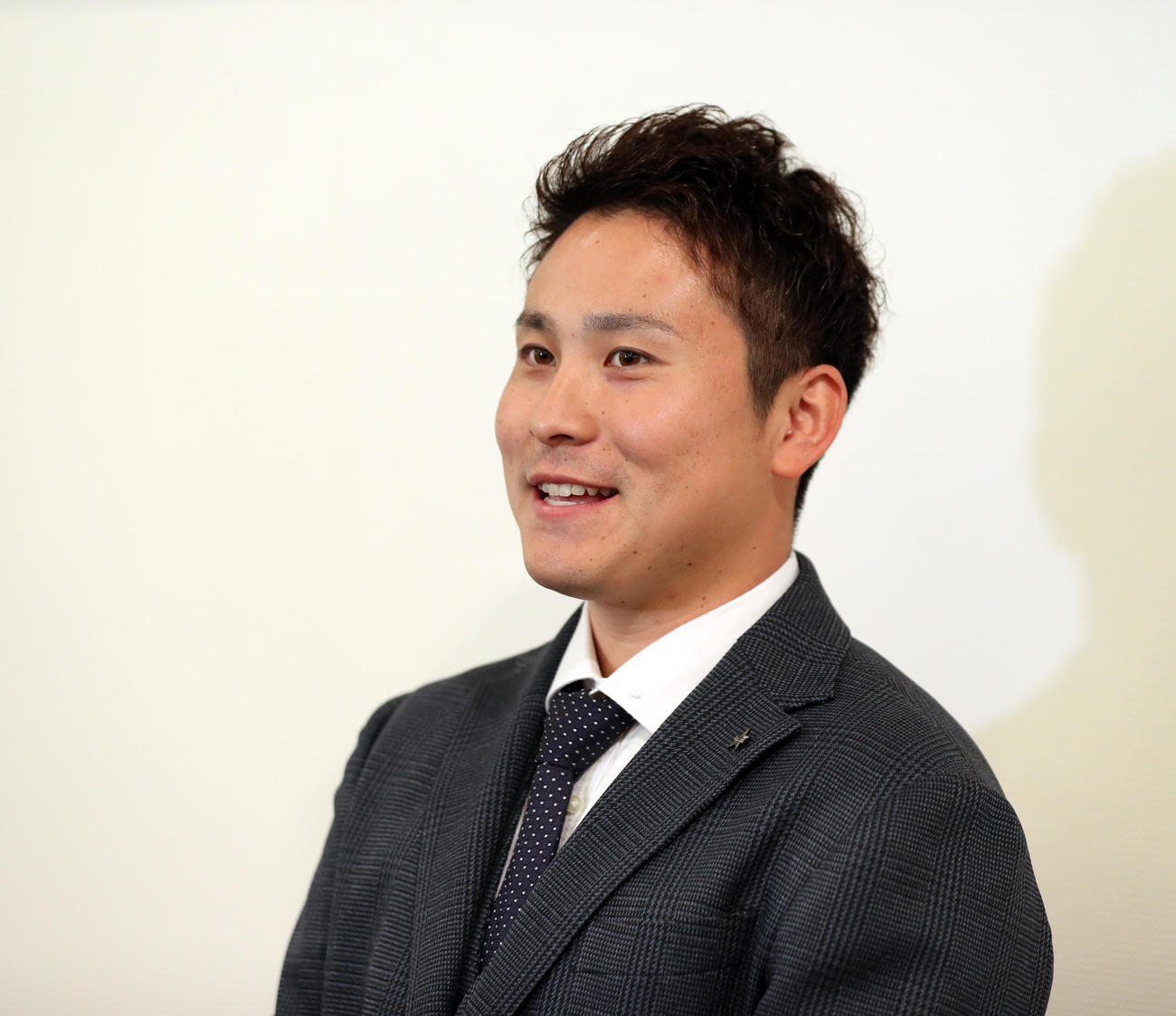 宜野湾市内のホテルで囲み取材に応じるDeNA佐野（撮影・大野祥一）