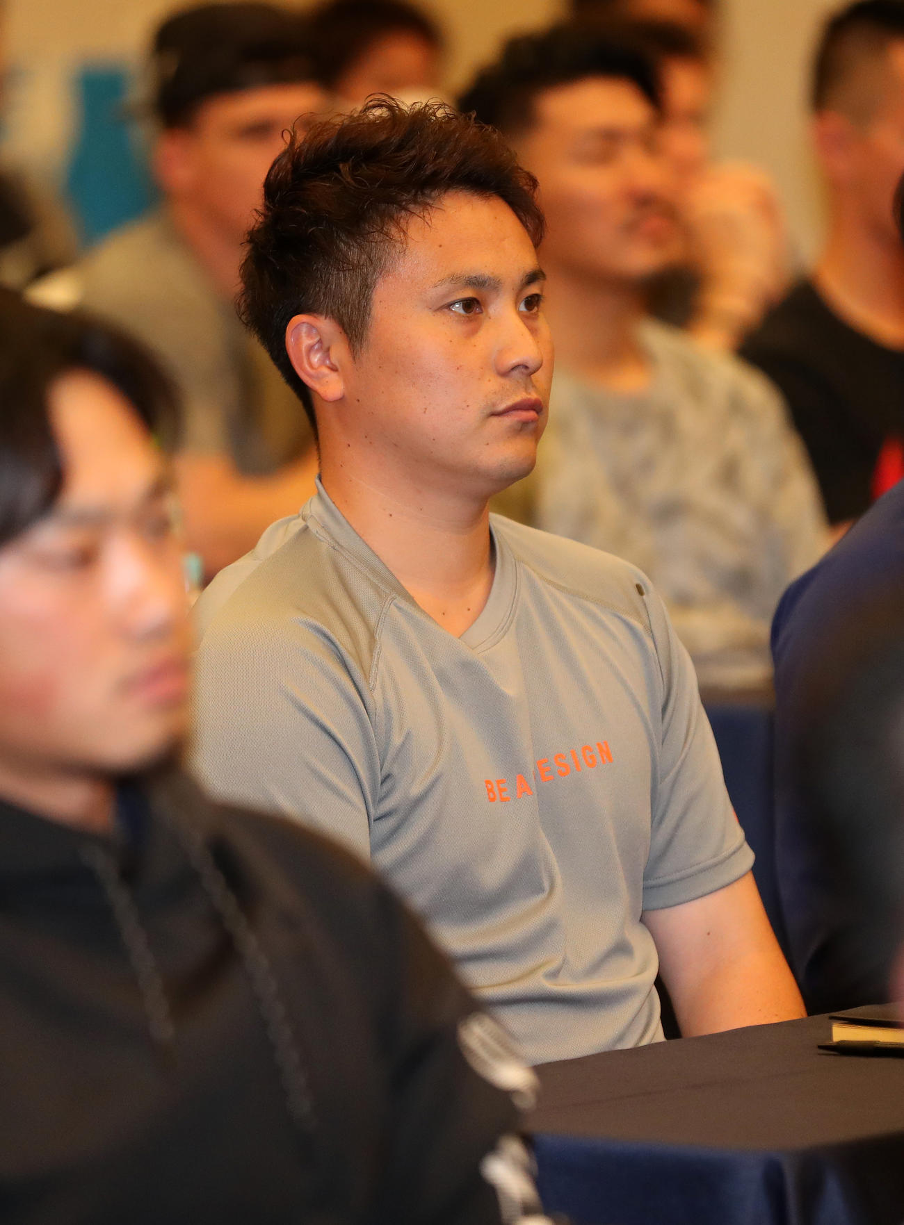 宜野湾市内のホテルでミーティングするDeNA佐野（撮影・大野祥一）