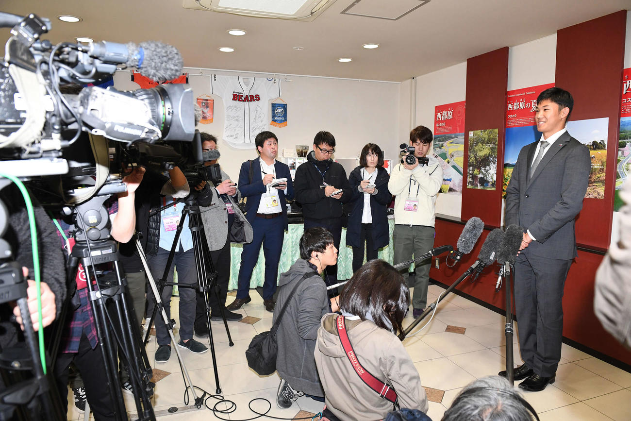 笑顔で囲み取材を受けるヤクルト奥川（右）（撮影・鈴木みどり）