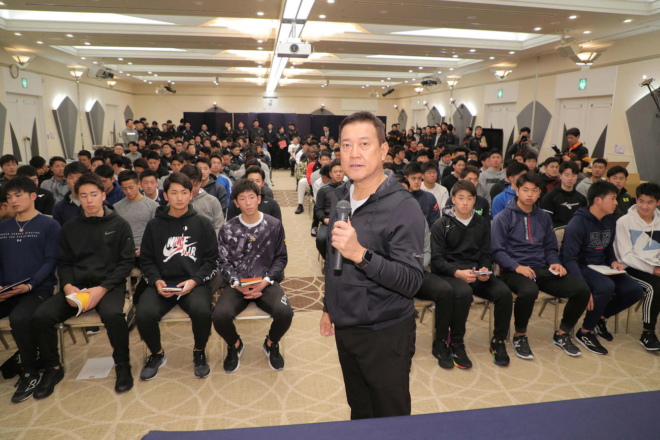 春季キャンプを前にミーティングを行った巨人原監督