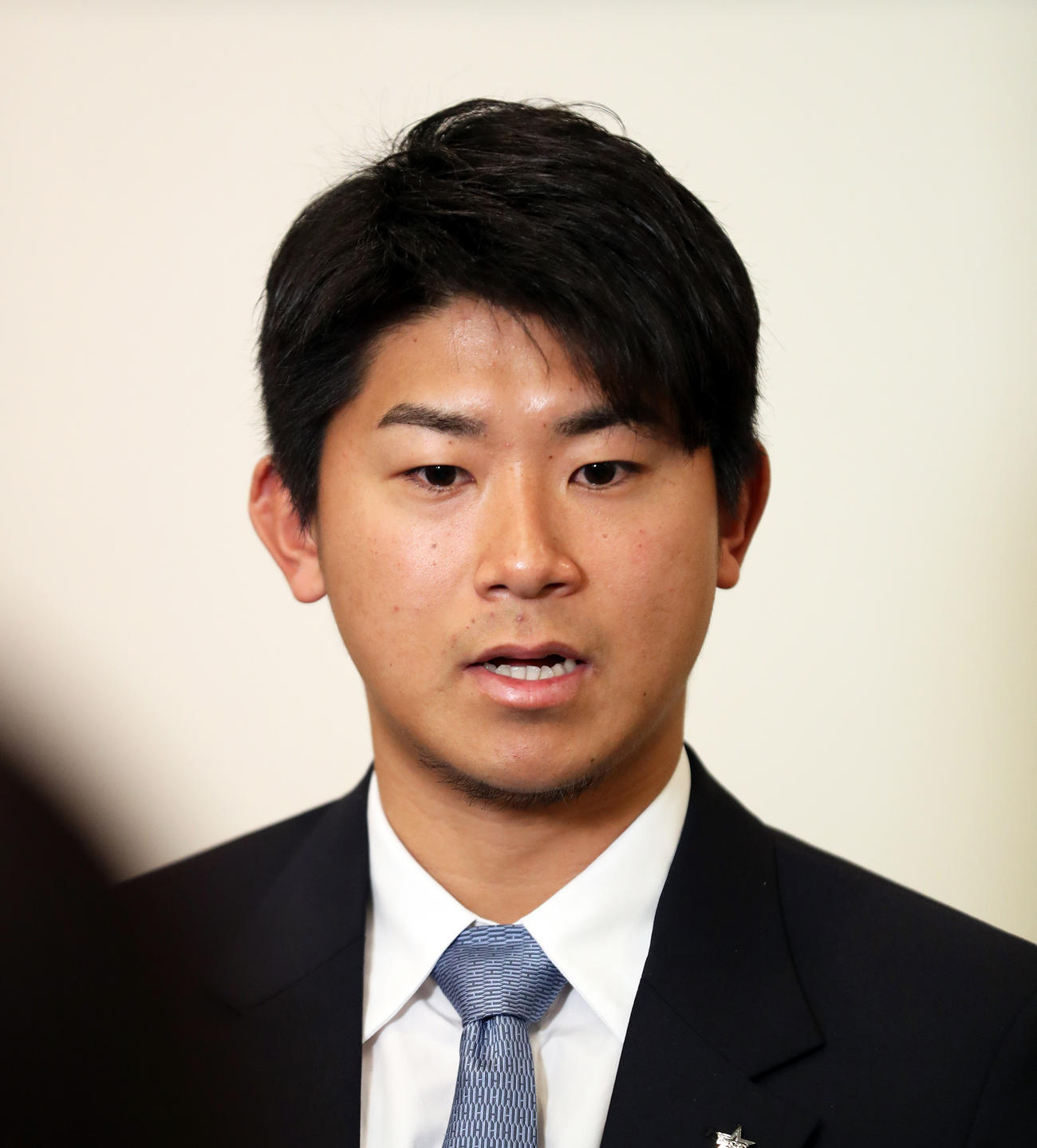 宜野湾市内のホテルで囲み取材に応じるDeNA今永（撮影・大野祥一）