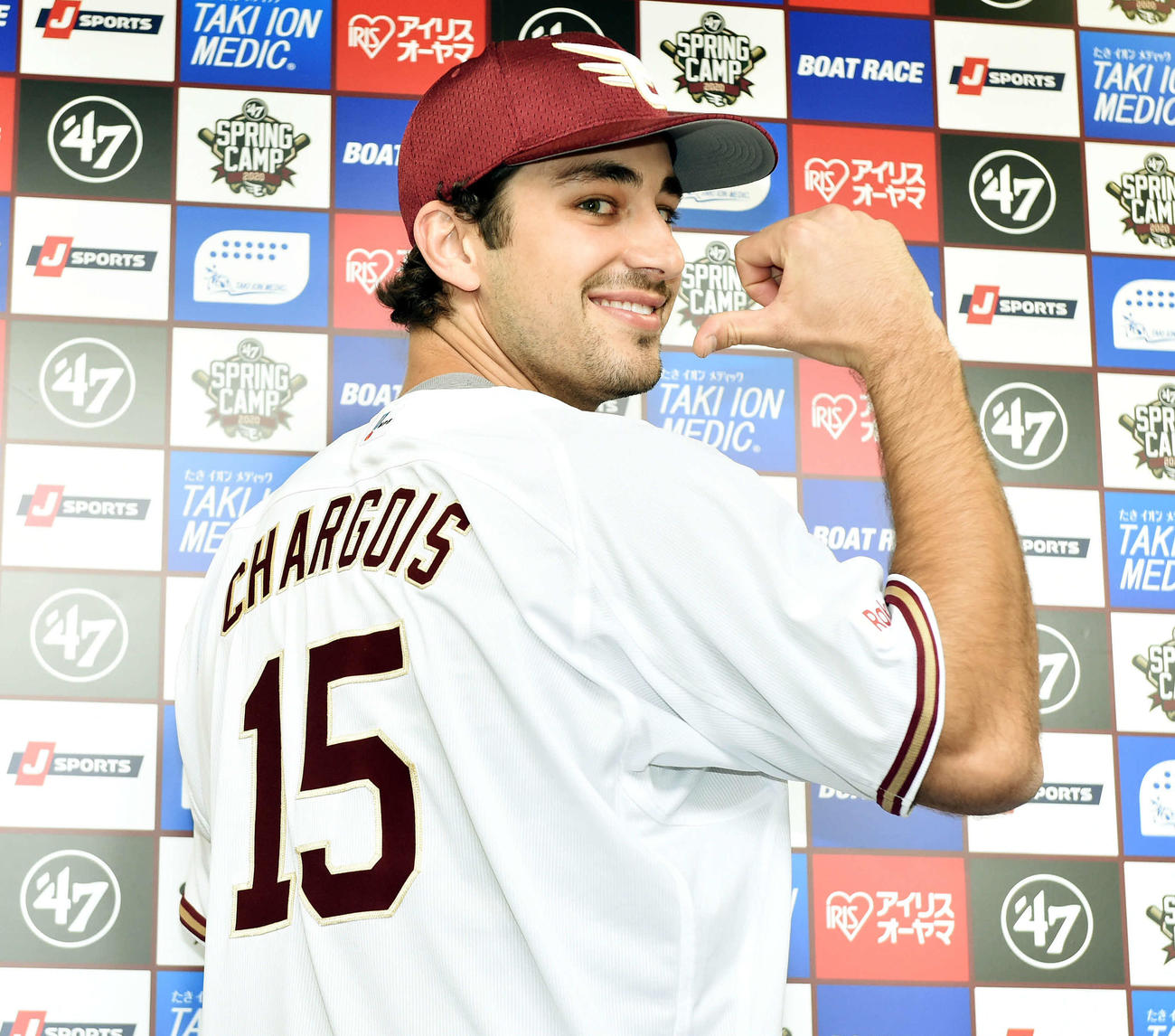 楽天入団会見で背番号を指さすシャギワ（撮影・滝沢徹郎）