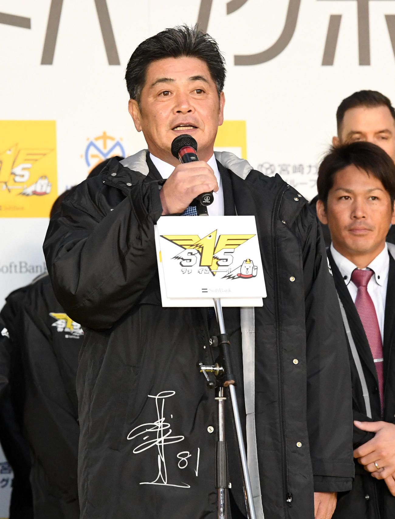 優勝パレードを行うソフトバンクを代表してファンにあいさつをする工藤監督（撮影・前岡正明）