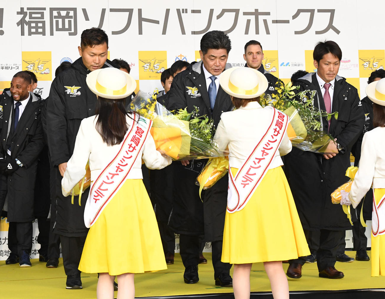 ソフトバンクを代表して花束を受け取る（左から）中村晃、工藤監督、甲斐（撮影・前岡正明）