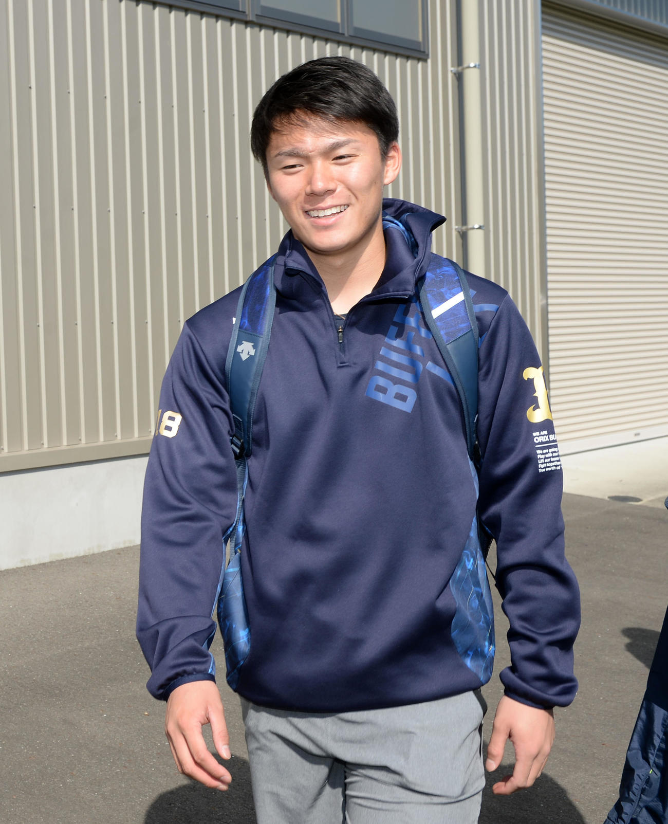 練習を終え笑顔で引き揚げる山本（撮影・前岡正明）