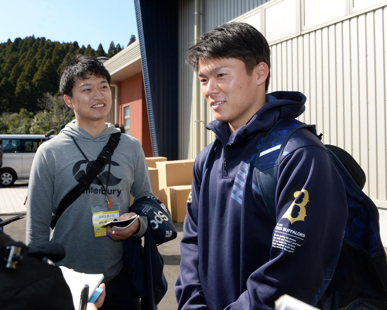 記者の質問に笑顔で答える山本（撮影・前岡正明）