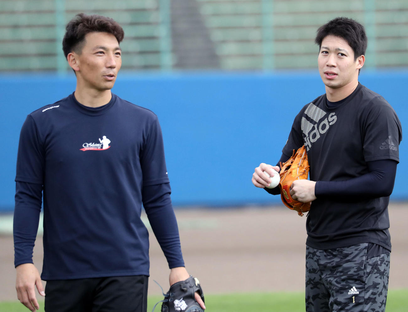 自主練習で談笑する嶋（左）と山田哲（撮影・狩俣裕三）