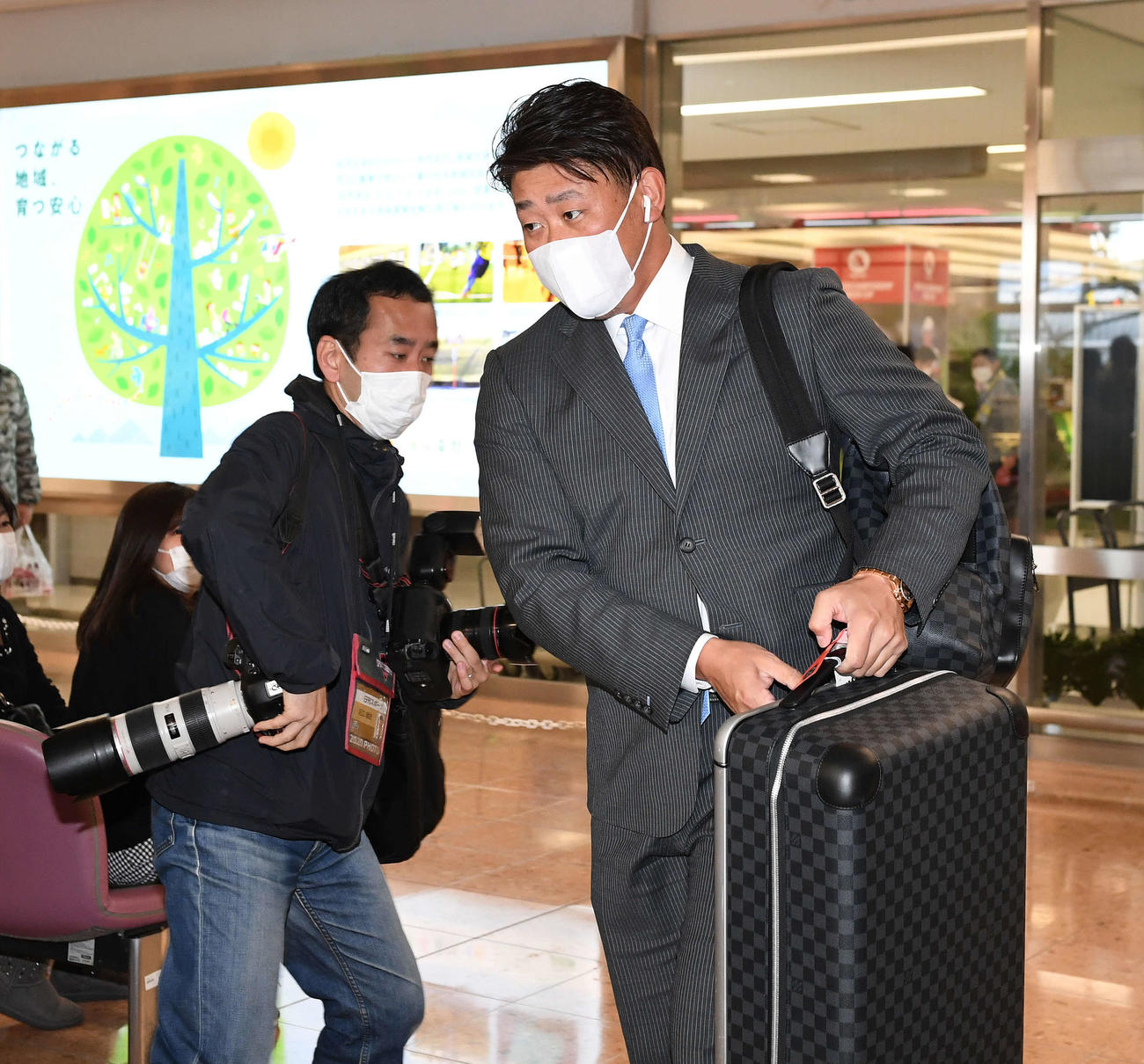 キャンプのため、宮崎空港に到着した西武松坂（右）（撮影・鈴木みどり）