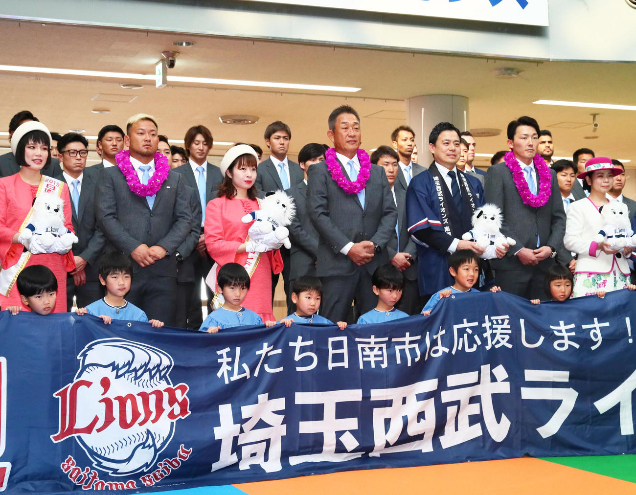 宮崎空港での歓迎セレモニーに臨む西武の、左から森、辻監督、源田（撮影・足立雅史）