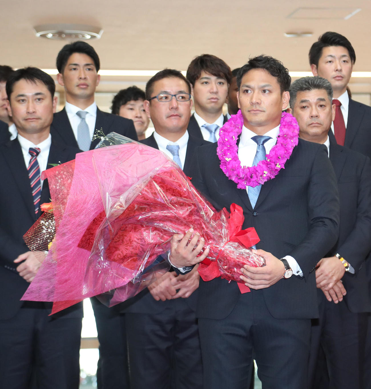 春季キャンプのため空路で宮崎入りした広島田中広輔選手会長（撮影・梅根麻紀）