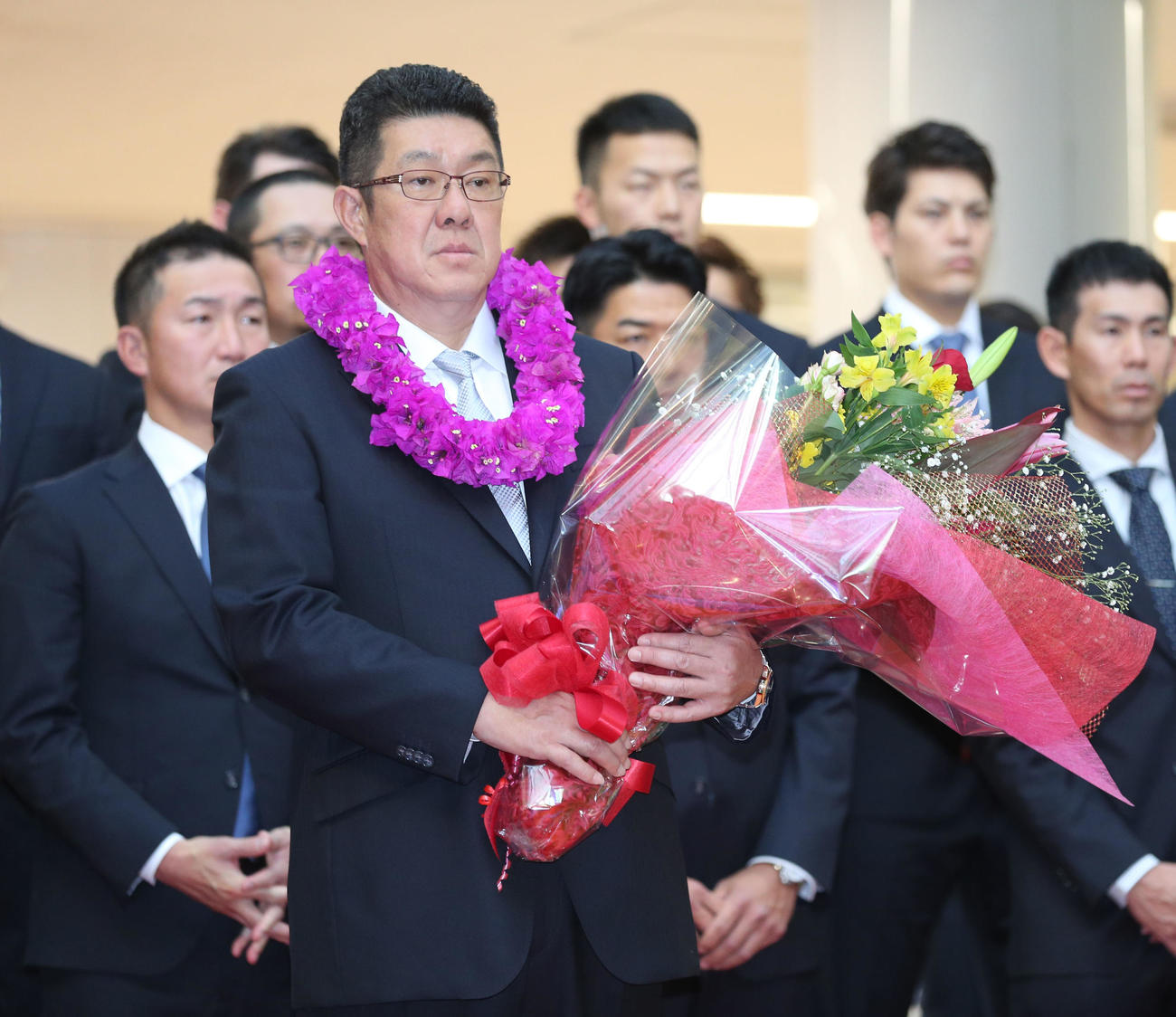 宮崎入りし、広島佐々岡監督はセレモニーで花束を受ける（撮影・梅根麻紀）