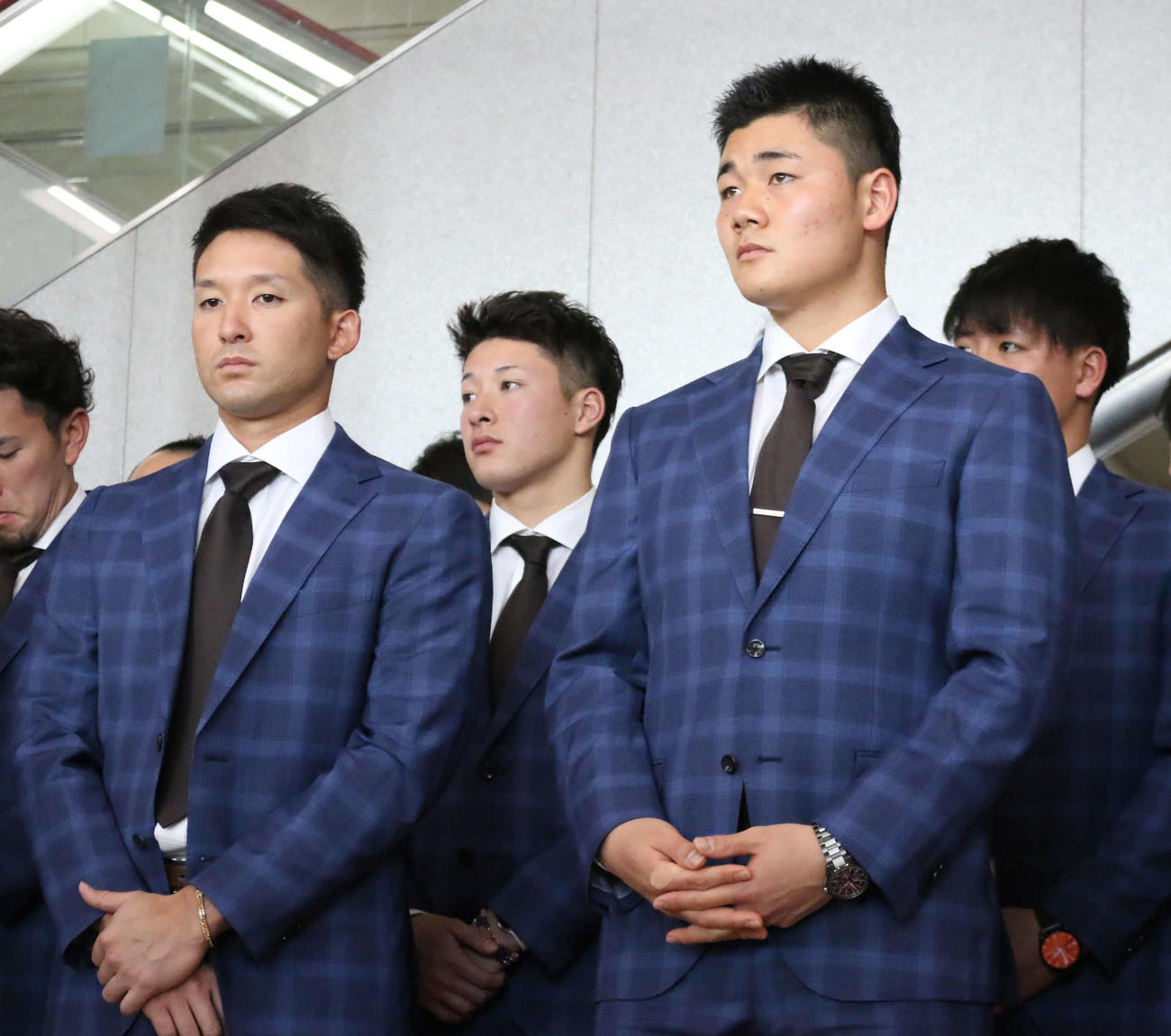 那覇空港で名護市による歓迎セレモニーに参加した日本ハム清宮（右）、吉田輝（中央）、杉谷（撮影・中島宙恵）