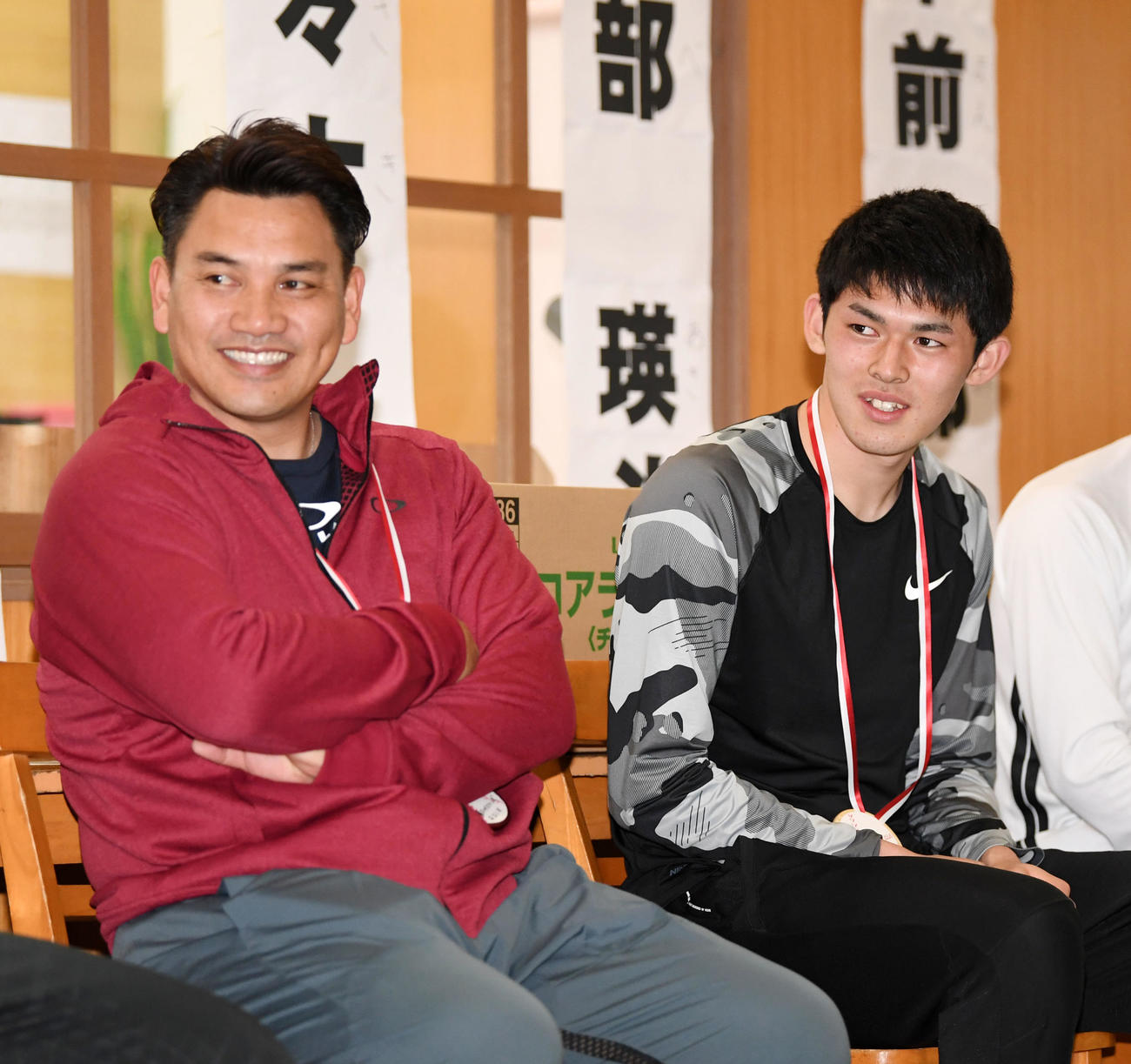 児童養護施設「ならさ」を訪問し笑顔で子供たちとふれ合うロッテ佐々木朗（右）。左は井口監督（撮影・横山健太）