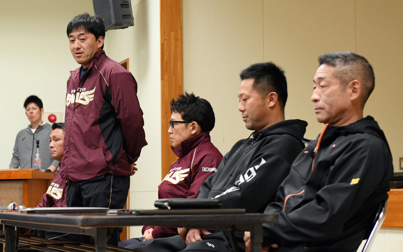 全体ミーティングであいさつする石井GM（手前から4人目）。手前から奈良原2軍監督、三木監督、立花代表取締社長（撮影・滝沢徹郎）