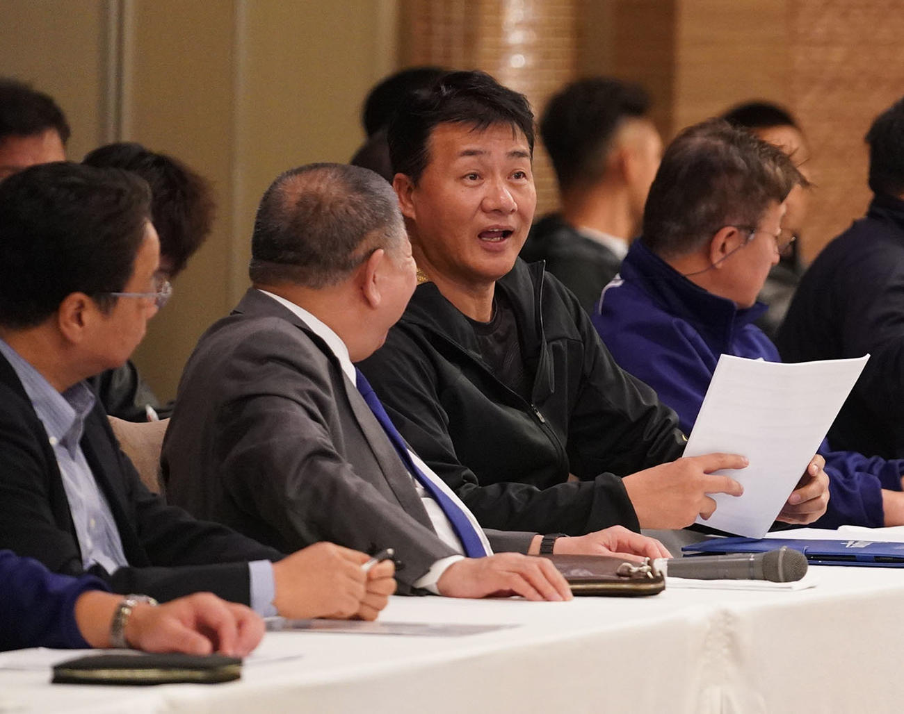 全体ミーティングの席に着き矢野球団社長と話す与田監督（撮影・森本幸一）