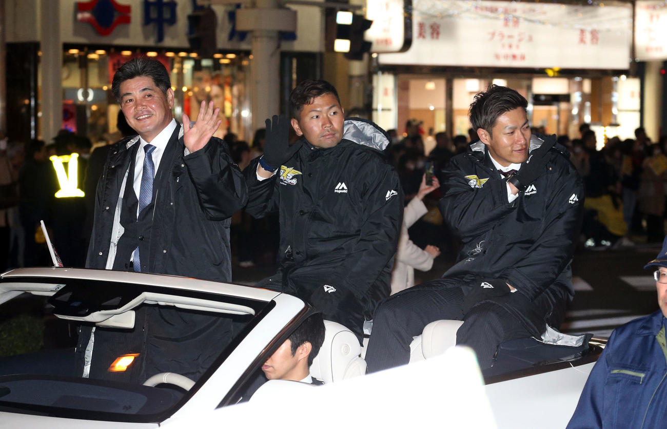優勝パレードでファンに手を振る左から工藤監督、中村晃、柳田（撮影・栗木一考）