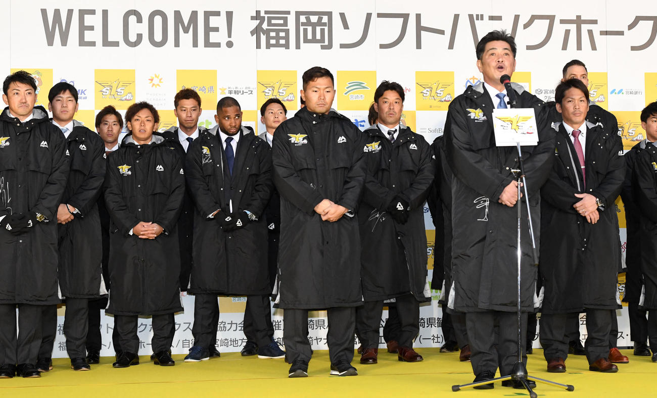 優勝パレードを行うソフトバンクを代表してファンにあいさつをする工藤監督（撮影・前岡正明）