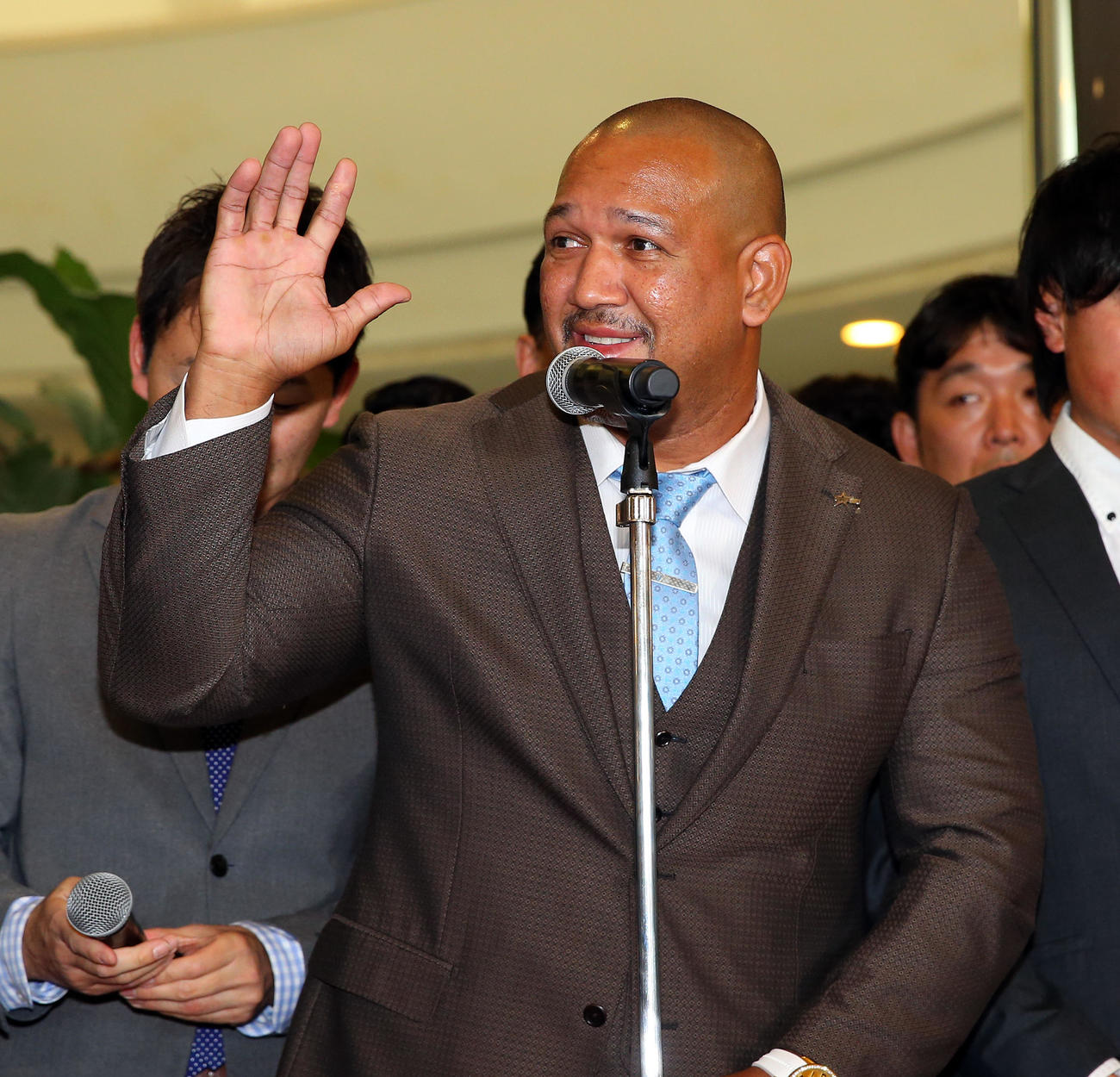 宜野湾市内のホテルでの歓迎セレモニーで「はいさーい」とあいさつするDeNAラミレス監督（撮影・大野祥一）