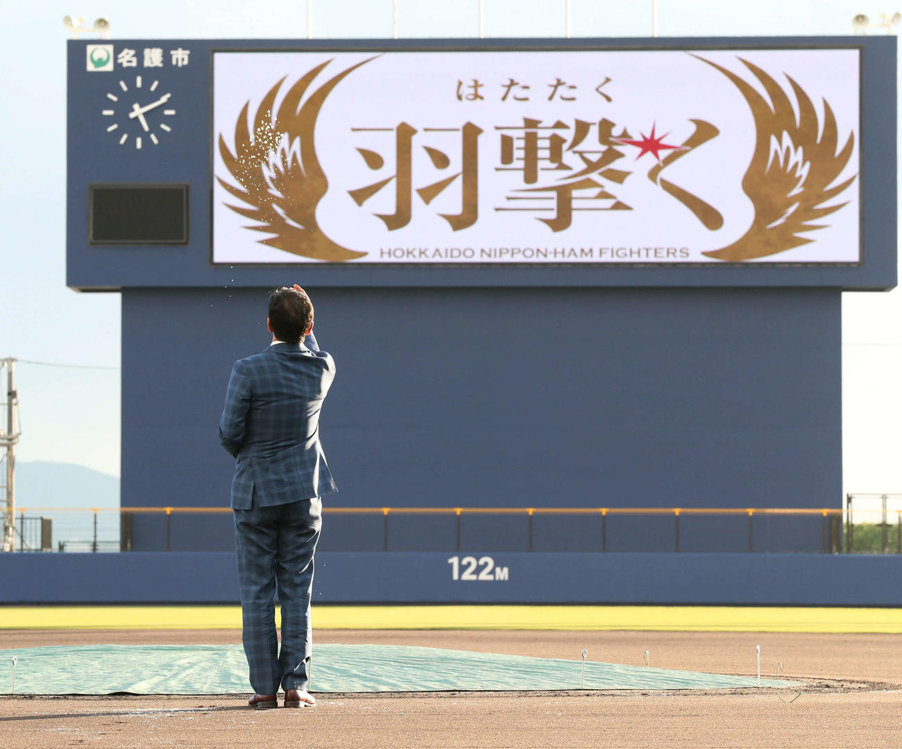 1軍キャンプ球場のタピックスタジアム名護（名護市営球場）に清めの塩をまく日本ハム栗山監督（撮影・黒川智章）