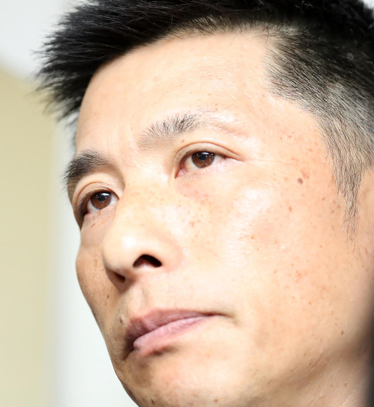 キャンプ前日ミーティングを終え記者の質問に答える矢野監督（撮影・加藤哉）
