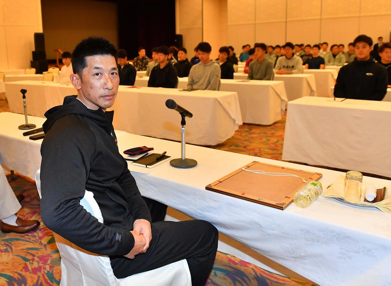宿舎で全体ミーティングをする矢野監督（左）と選手たち（撮影・上田博志）