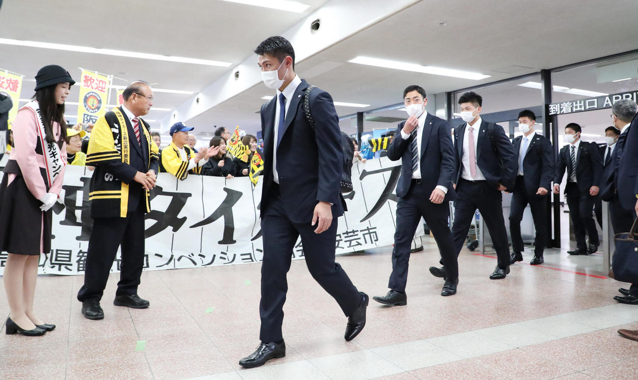 高知入りし空港で歓迎を受ける西純矢（中央）ら2軍選手たち（撮影・清水貴仁）
