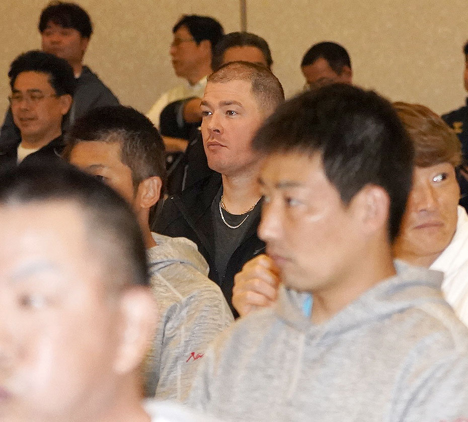 キャンプイン前日の全体ミーティングに参加するボーア（撮影・上山淳一）