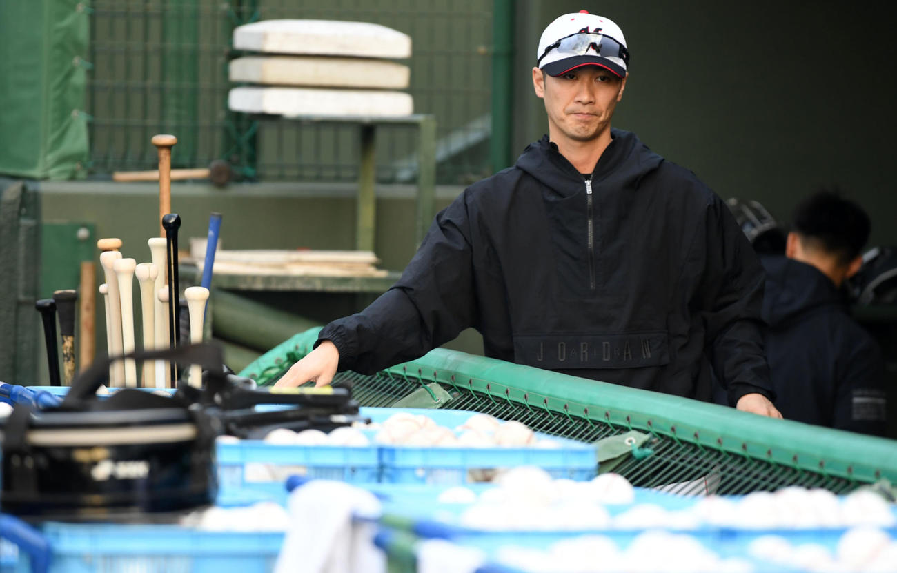 ロッテ選手たちより先に球場入りし練習の準備をするスタッフとして参加の元ロッテの西岡剛（撮影・横山健太）