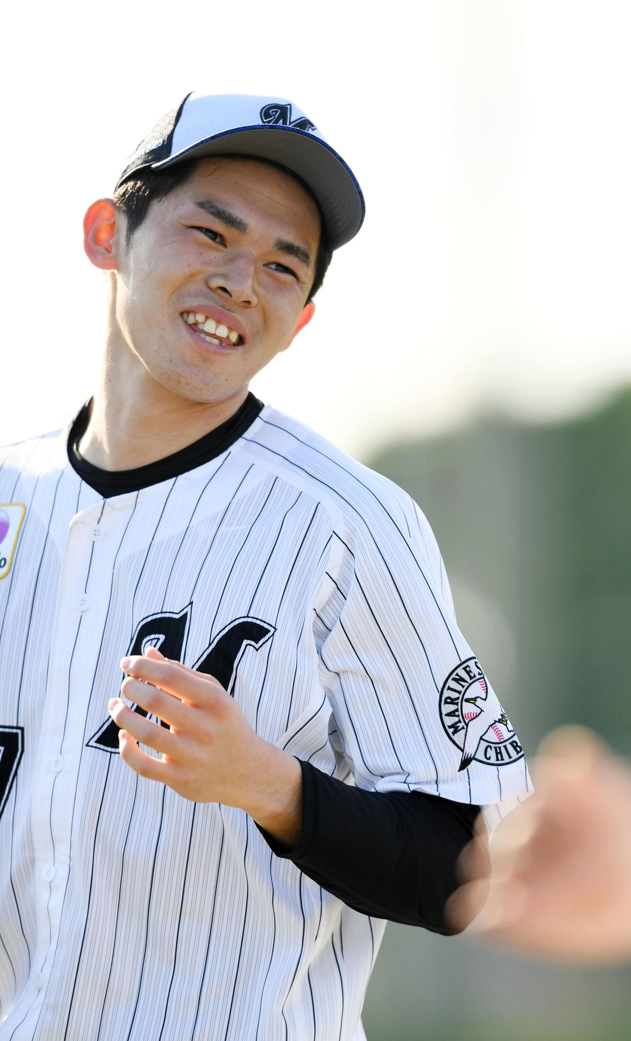 笑顔を見せるロッテ佐々木朗希（撮影・横山健太）
