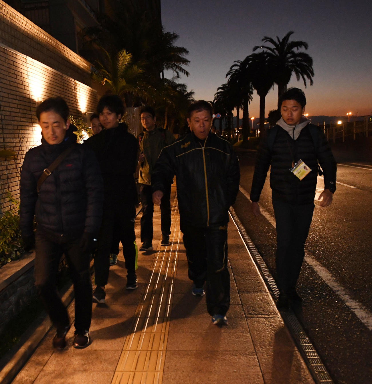 午前6時27分、担当記者とともに歩いてSOKKENスタジアムに向かうオリックス西村監督（撮影・前岡正明）