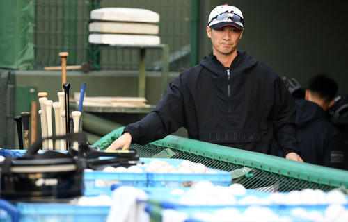 ロッテ選手たちより先に球場入りし練習の準備をするスタッフとして参加の元ロッテの西岡剛（撮影・横山健太）