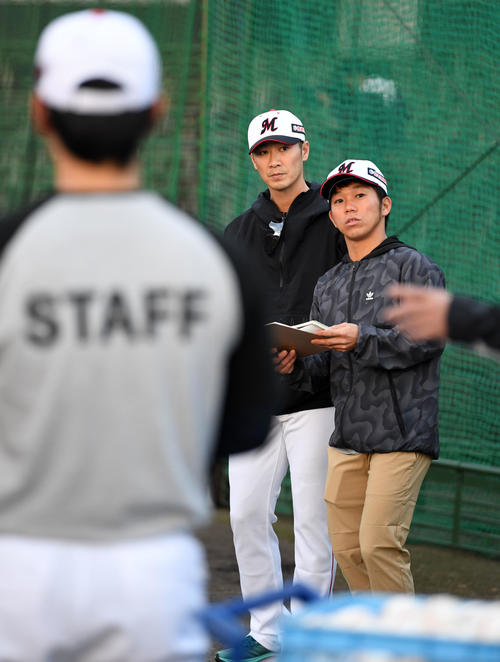 ロッテ選手たちより先に球場入りし練習の準備をするスタッフとして参加の元ロッテ西岡剛（中央）（撮影・横山健太）