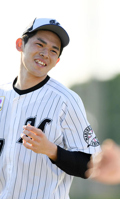 笑顔を見せるロッテ佐々木朗希（撮影・横山健太）
