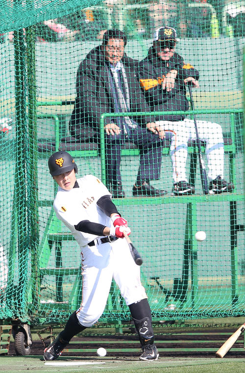 打撃練習を行う巨人岡本（手前）。後方右から原監督、中畑氏（撮影・河野匠）