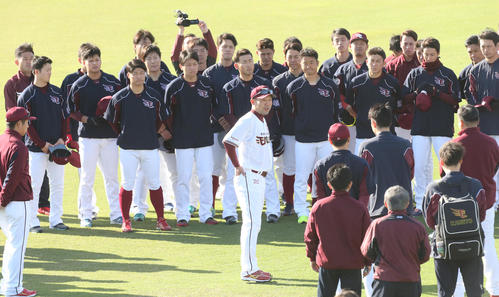 練習開始時に選手に話をする楽天三木監督（撮影・野上伸悟）