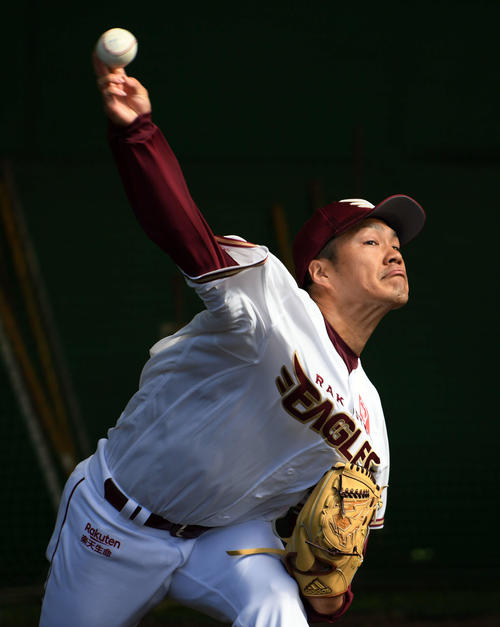 ブルペンで力投する楽天則本昂（撮影・滝沢徹郎）