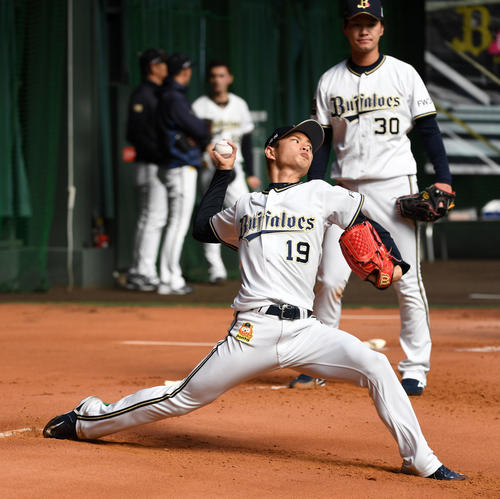 ブルペンで投球練習を行うオリックス山岡（撮影・前岡正明）