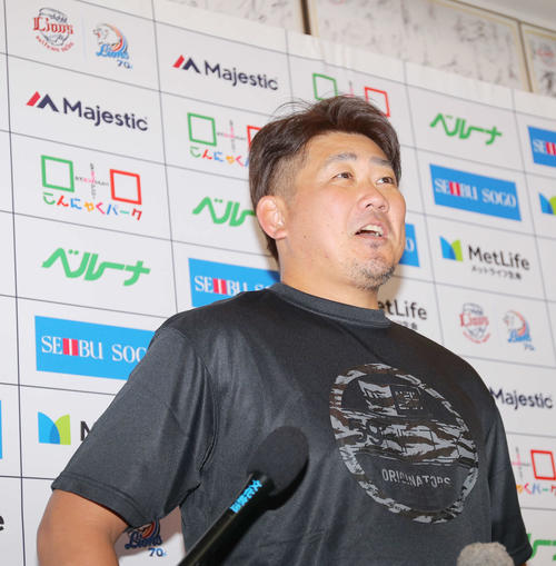 キャンプ初日を終え記者の質問に笑顔で答える西武松坂（撮影・河田真司）