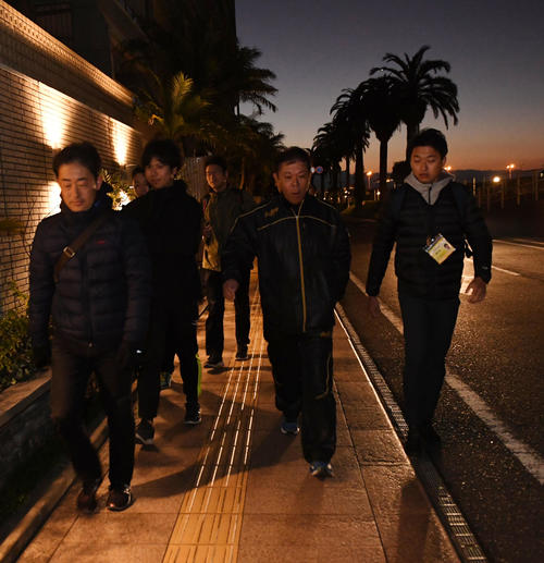 午前6時27分、担当記者とともに歩いてSOKKENスタジアムに向かうオリックス西村監督（撮影・前岡正明）
