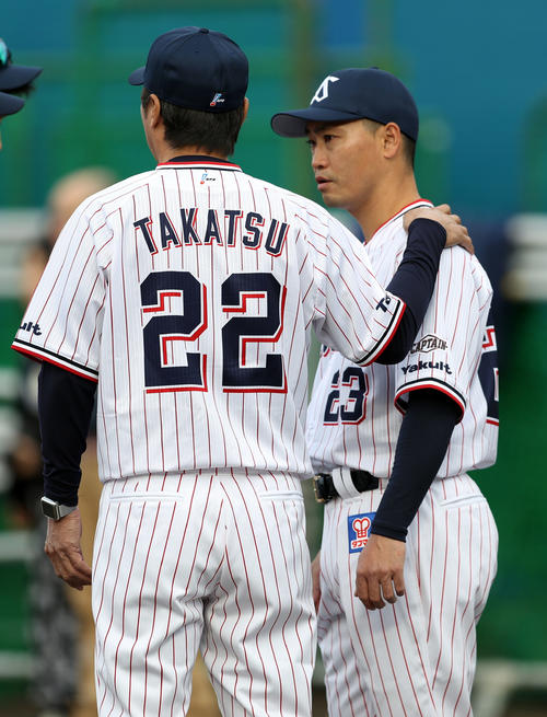 キャンプ歓迎式後、高津監督（左）から話かけられる青木（撮影・狩俣裕三）