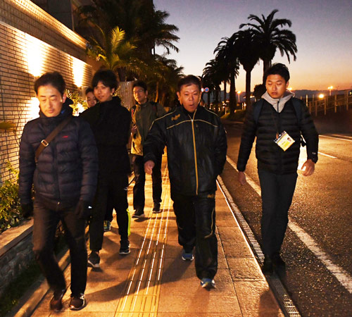 午前6時27分、担当記者とともに歩いてSOKKENスタジアムに向かうオリックス西村監督（撮影・前岡正明）