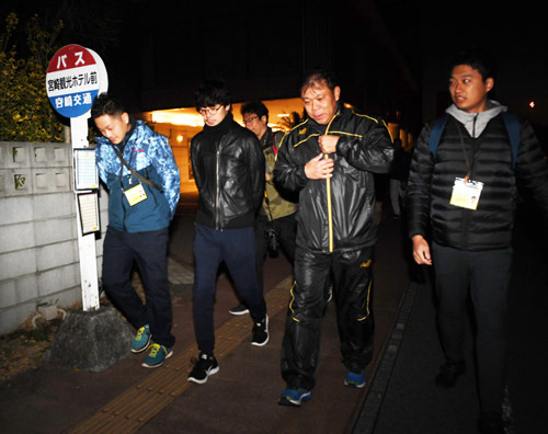 午前6時30分、担当記者とともに歩いてSOKKENスタジアムに向かうオリックス西村監督（撮影・前岡正明）