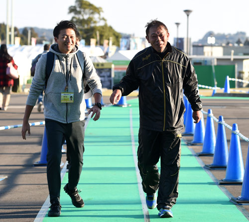 2時間を楽々と切り担当記者とともに歩いてSOKKENスタジアムに到着したオリックス西村監督（撮影・前岡正明）