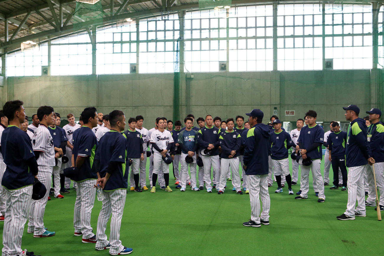 キャンプ開始前、選手を集め、話をする高津監督（中央）（撮影・狩俣裕三）