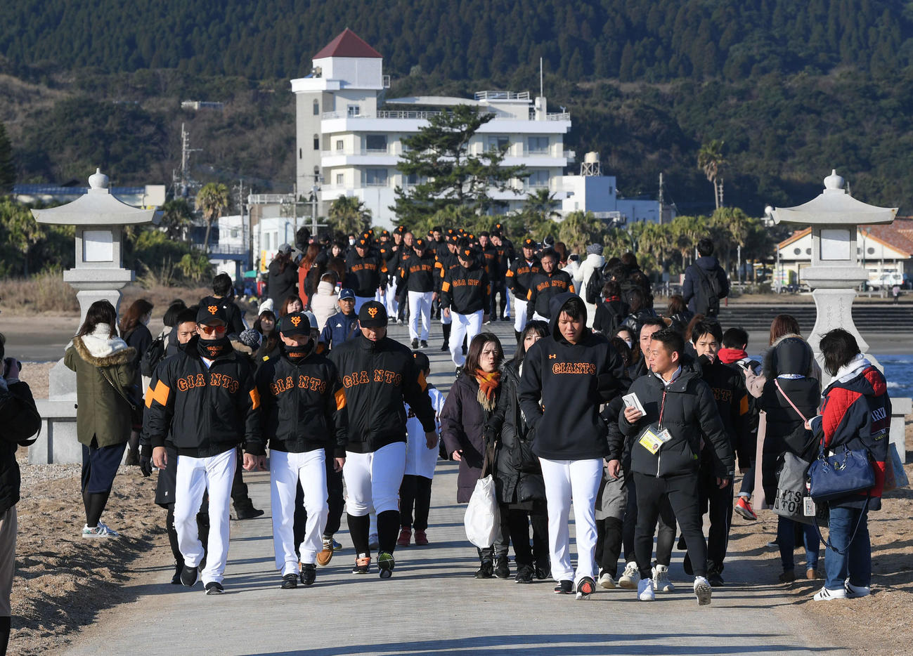 キャンプインを前に青島神社に参拝する坂本（右）ら巨人ナイン（撮影・加藤諒）