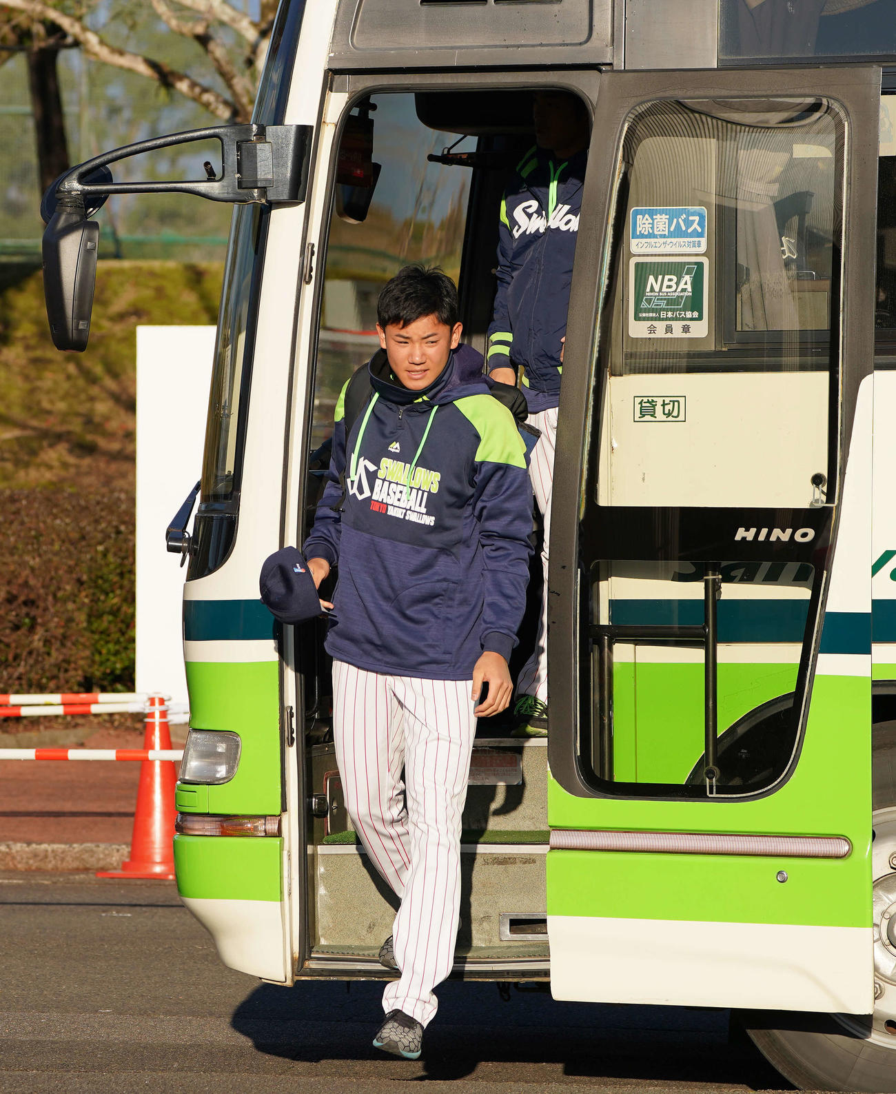 球場入りするヤクルト奥川（撮影・鈴木みどり）