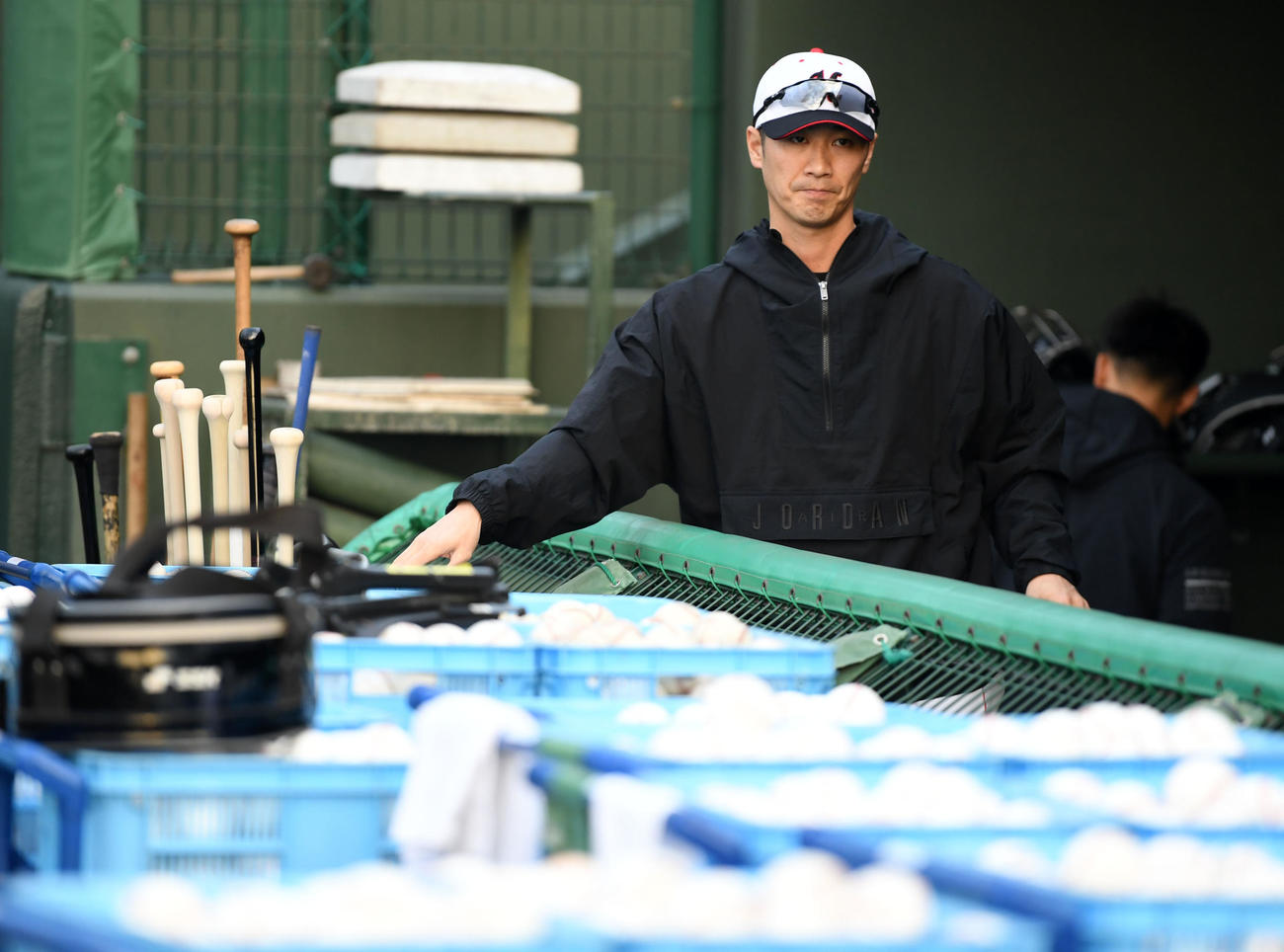 ロッテ選手たちより先に球場入りし練習の準備をするスタッフとして参加の元ロッテの西岡剛（撮影・横山健太）